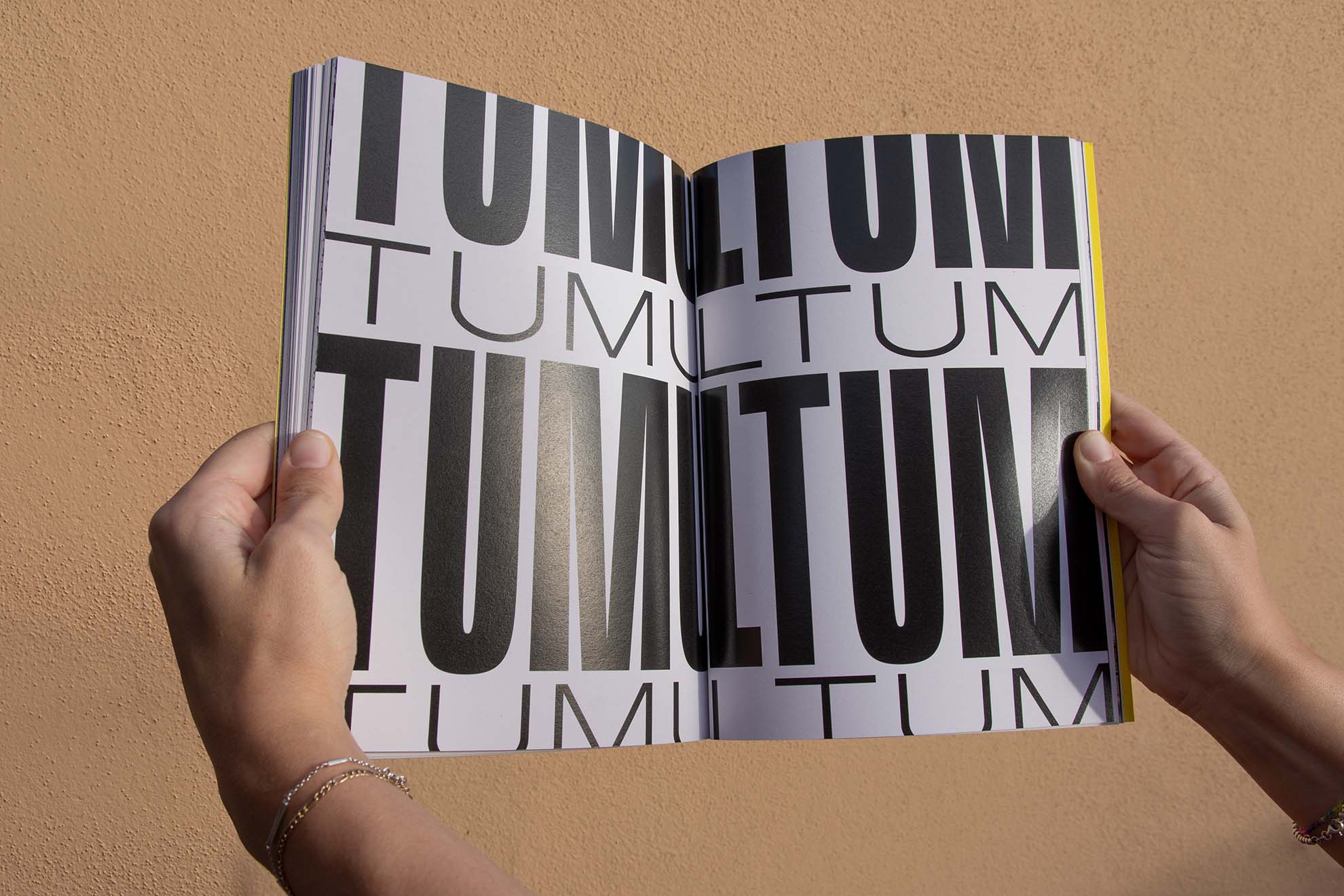 Tumultum foto impaginato tesi e specimen dettaglio specimen
